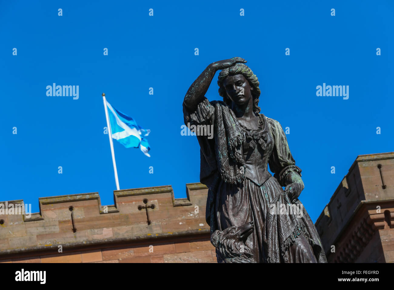 Statue und schottische Andreaskreuz Flagge am Inverness Castle in der Stadt Inverness in den Highlands von Schottland, UK Stockfoto