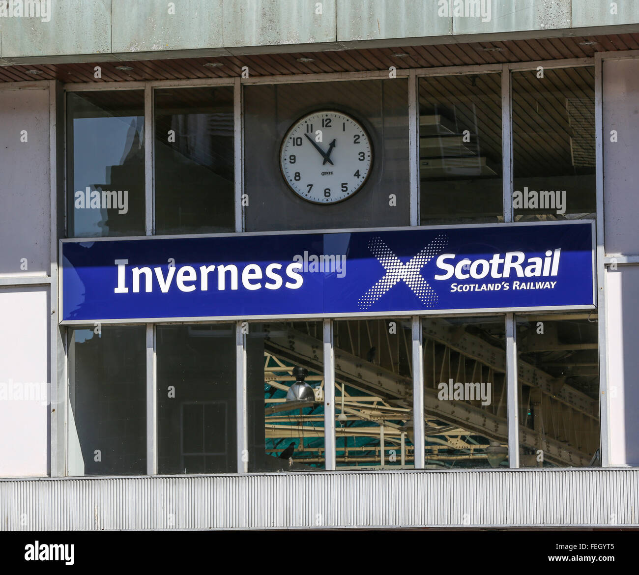 Die Zeichen für Inverness Railway station die Stadt Inverness in den Highlands von Schottland, UK, wo einen Zug man Stockfoto