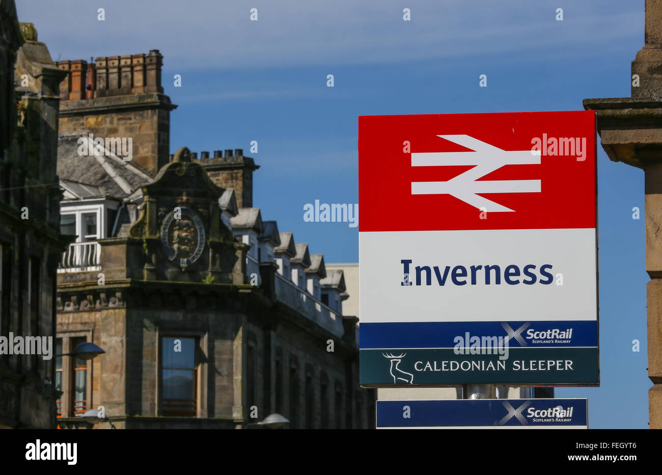 Die Zeichen für Inverness Railway station die Stadt Inverness in den Highlands von Schottland, UK, wo einen Zug man Stockfoto