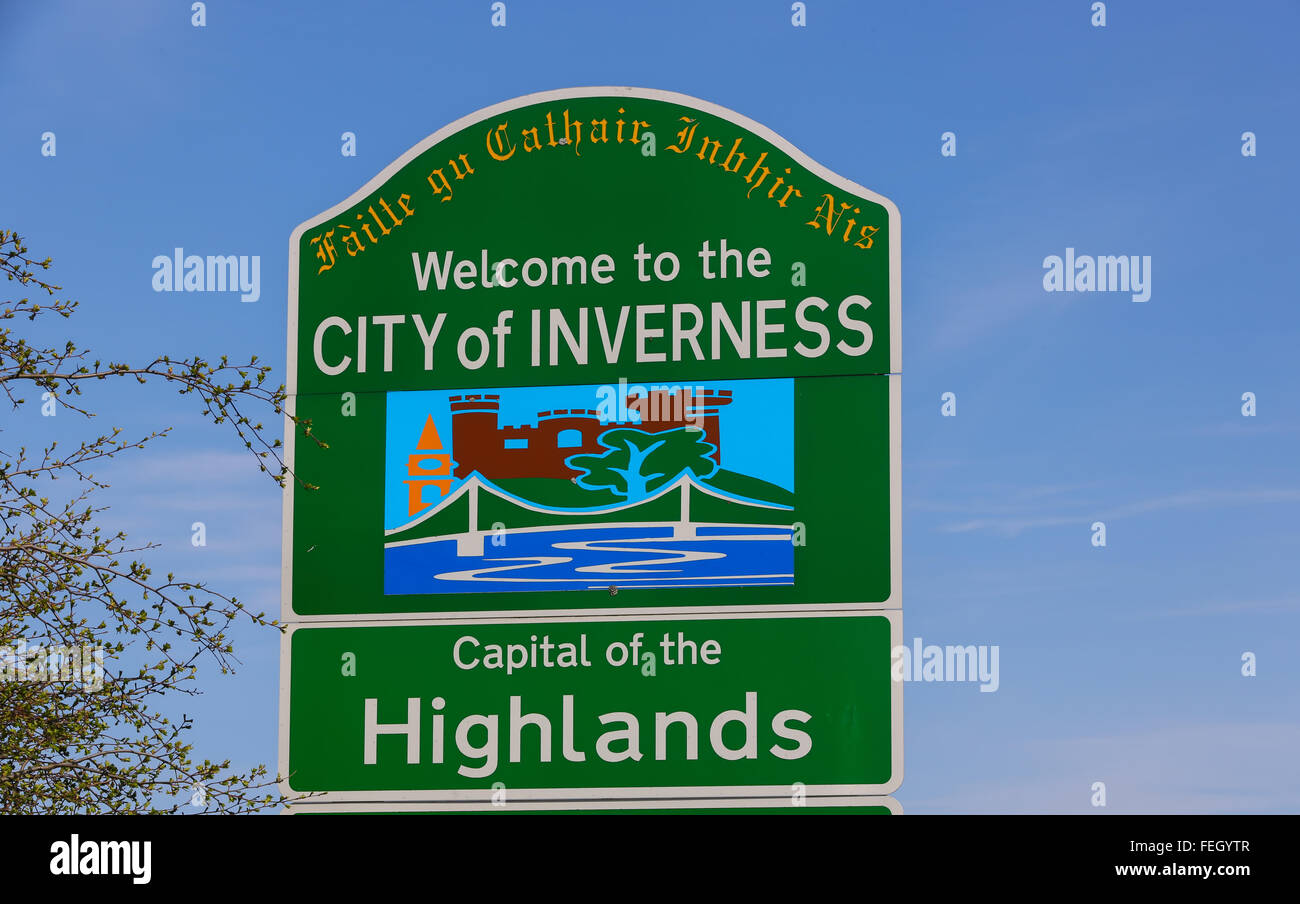 Die Straßenschild mit der Aufschrift Willkommen in Inverness, beim Betreten der Stadt Inverness in den Highlands von Schottland, UK Stockfoto