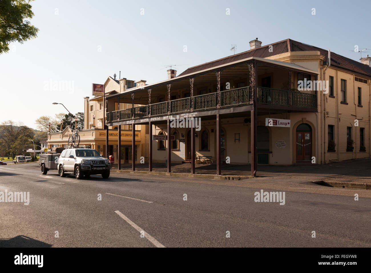 Lott Familienhotel - historisches Hotel noch mit Holzveranda erstreckt sich über die Straße. Gundagai New South Wales Australien Stockfoto