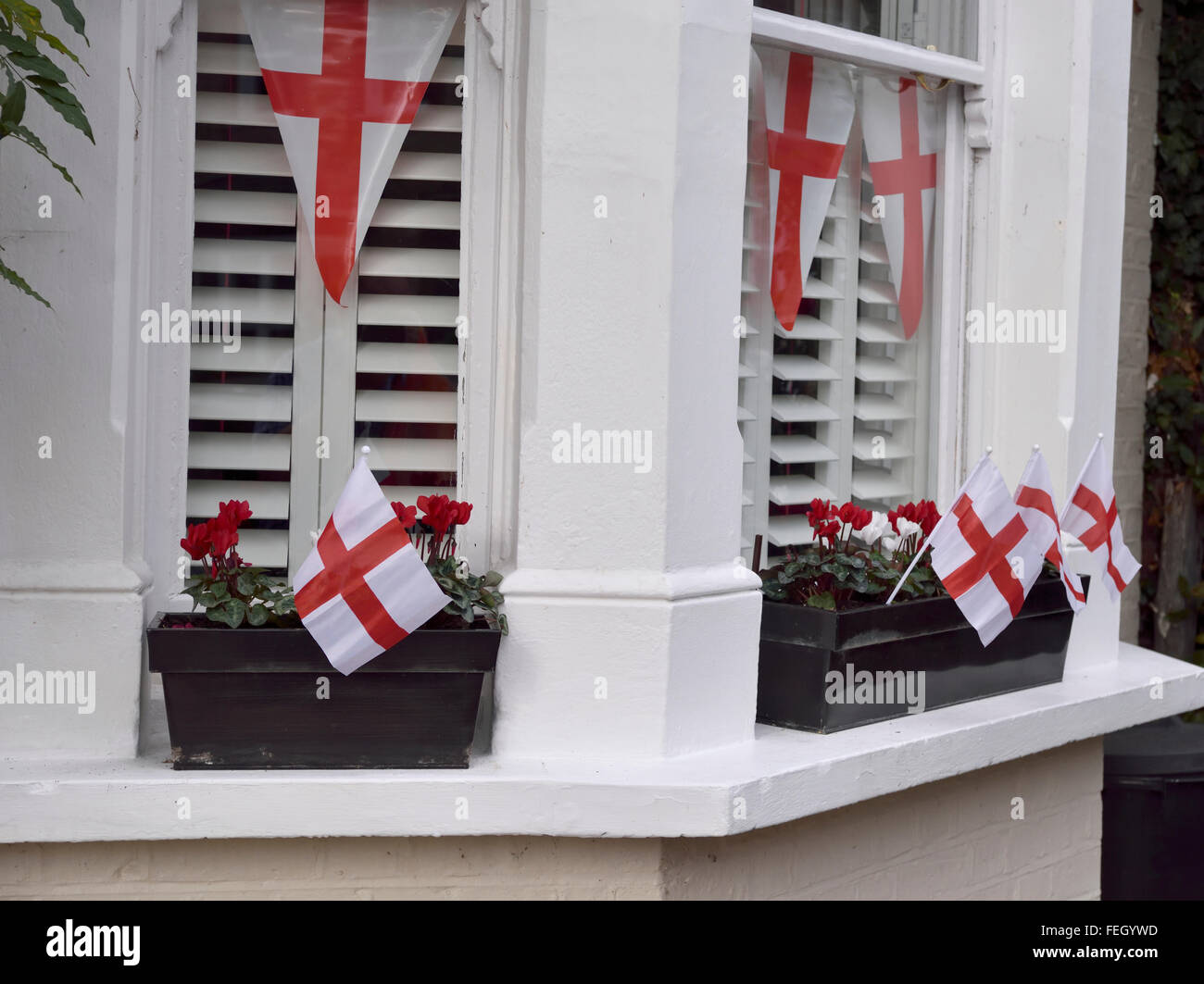 Die englische Flagge auf Häuser, Garagen, Fenster in Twickenham während der Rugby-Weltmeisterschaft 2015 Stockfoto