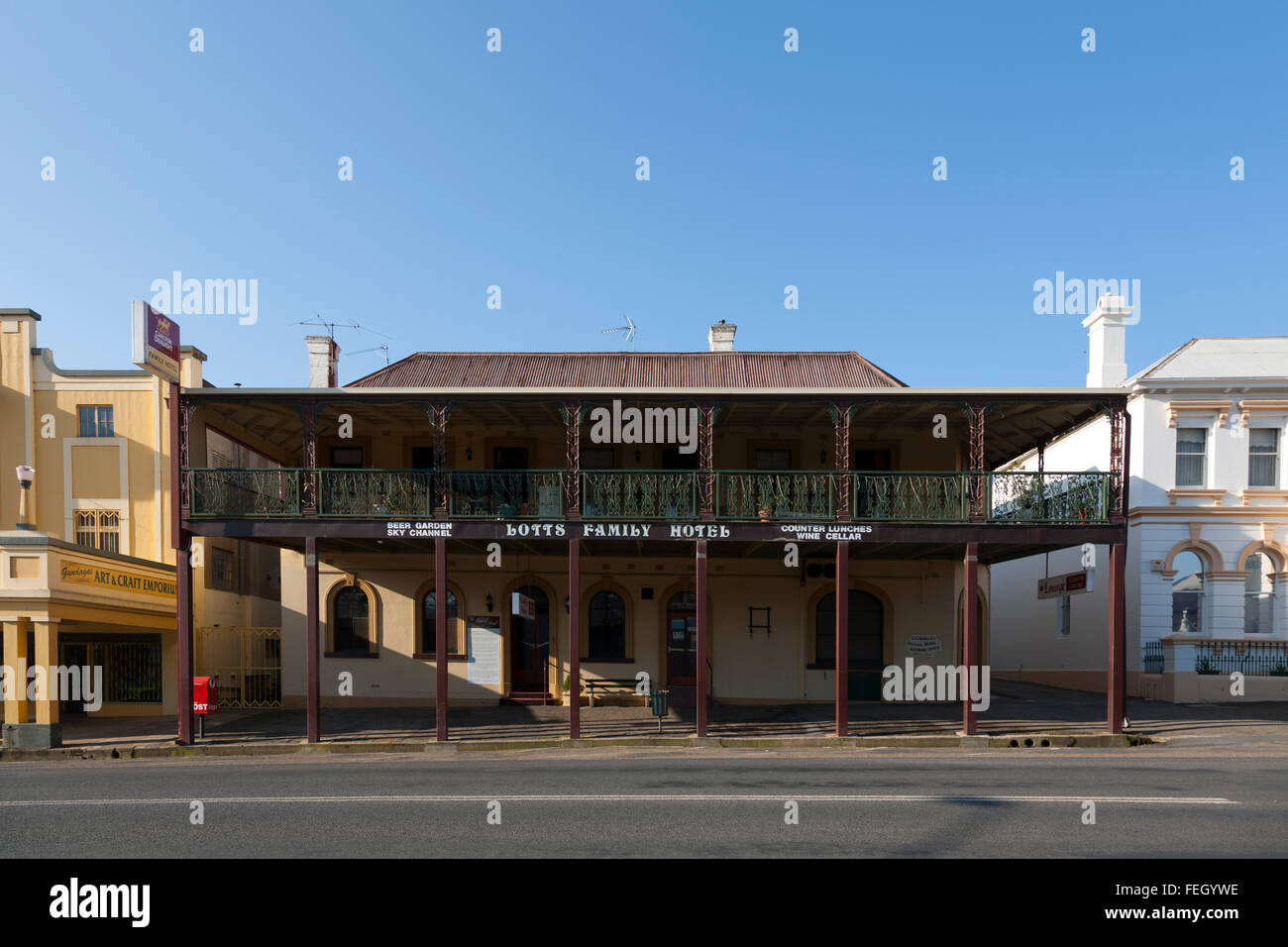 Lott Familienhotel - historisches Hotel noch mit Holzveranda erstreckt sich über die Straße. Gundagai New South Wales Australien Stockfoto