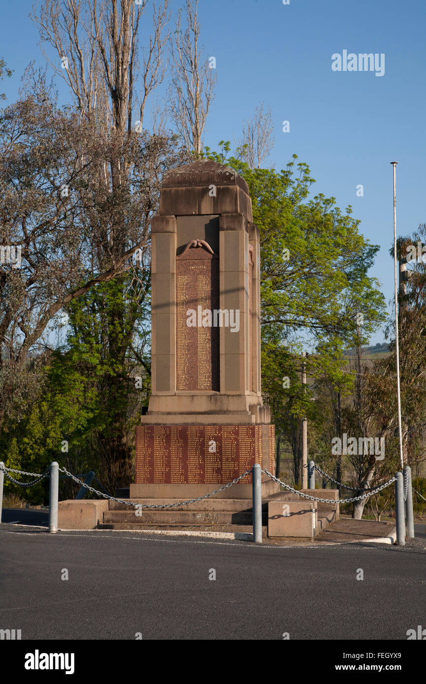 Kriegerdenkmal mit den Namen der lokalen Männer, trat in Gundagai und diejenigen, die den höchsten Preis bezahlt. Gundagai Australien Stockfoto