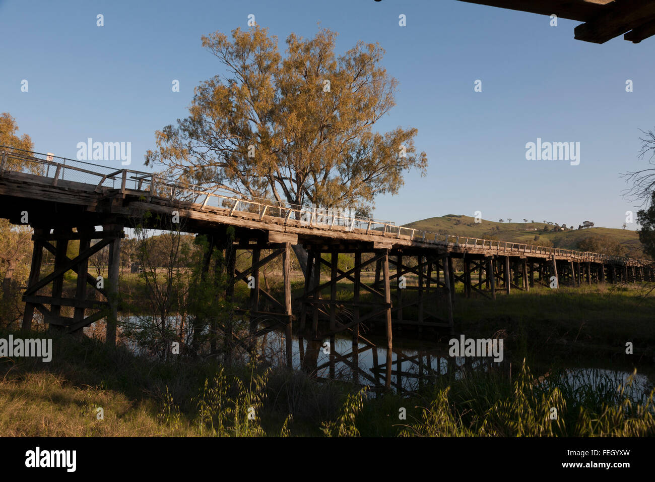 Historische Holzbrücke als es kreuzt den Murrumbidgee Auen vor Gundagai New South Wales Australien Stockfoto