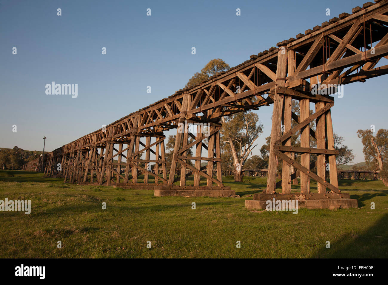 Die Eisenbahnbrücke (1903), der über den Murrumbidgee durchquert ist eine spektakuläre Gitterwerk der hölzernen Traversen Gundagai NSW Australia Stockfoto