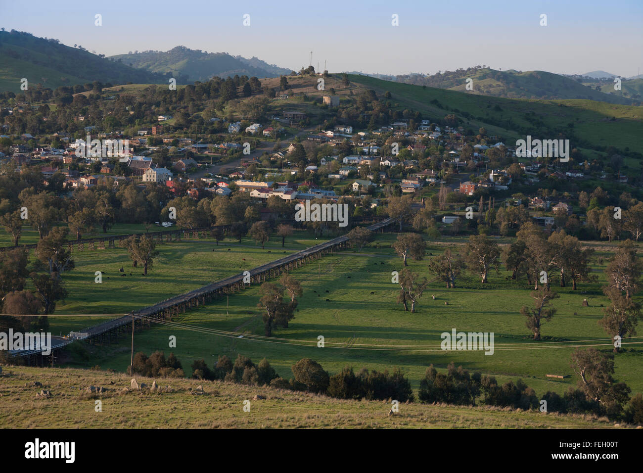 Sonnenuntergang über der Murrumbidgee River Aue mit stillgelegten historischen Straße Eisenbahnbrücken Gundagai NSW Australia Stockfoto