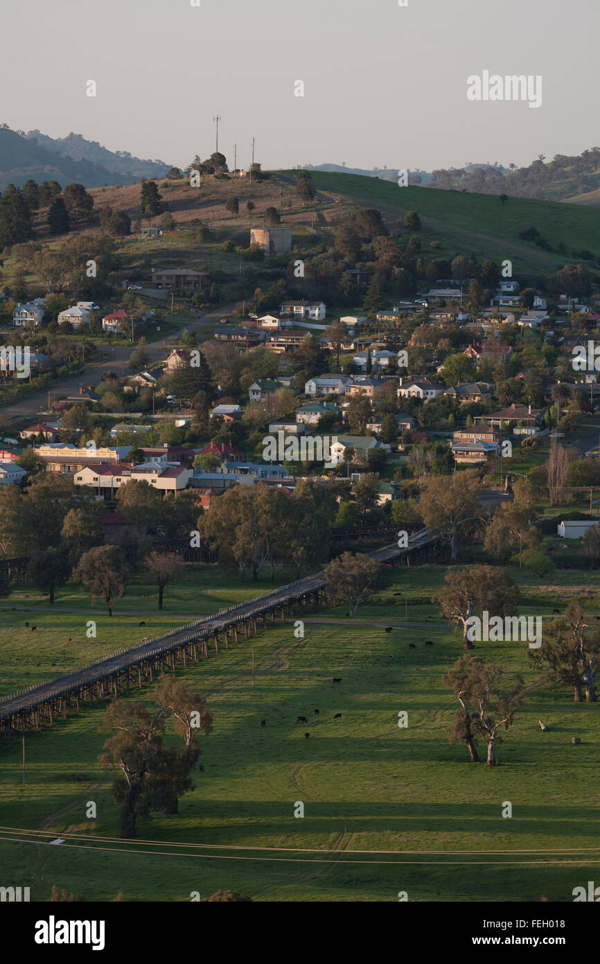 Sonnenuntergang über der Murrumbidgee River Aue mit stillgelegten historischen Straße Eisenbahnbrücken, Gundagai New South Wales Australien Stockfoto