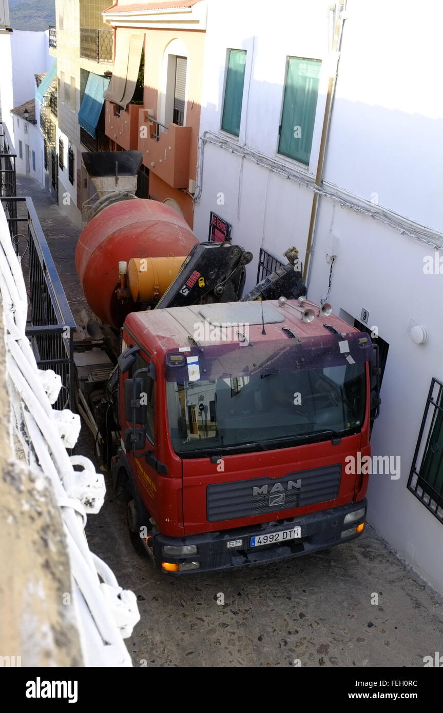 Fertig angemischten Zement LKW Navigation durch die engen Gassen der andalusische, Córdoba, Andalusien. Spanien Stockfoto
