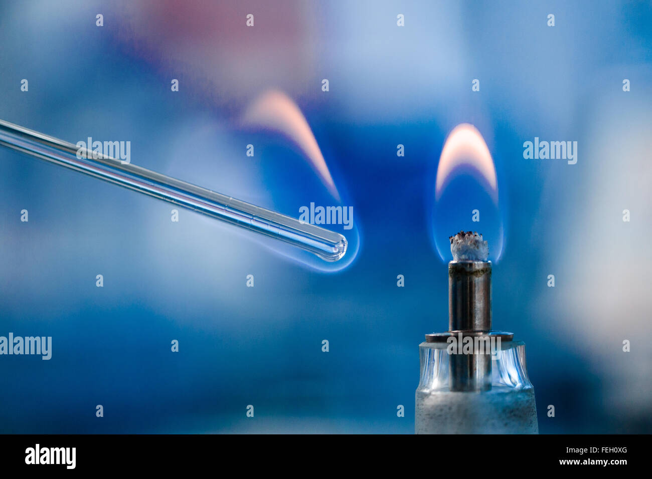 Glas Ausrüstung Sterilisierung in der Flamme des Brenners Stockfoto