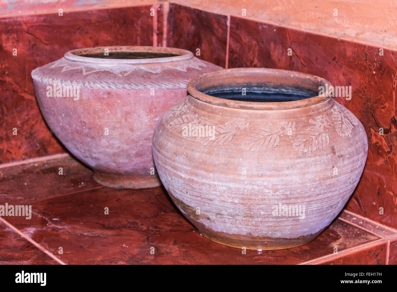 Tontopf auf Trinkwasser ist die thailändische Lebensart, Lanna-Stil Stockfoto