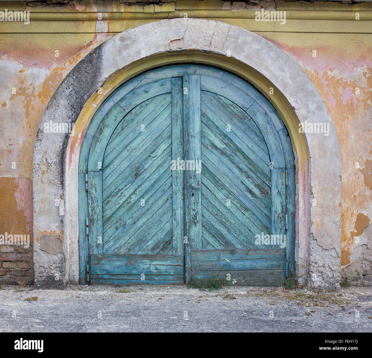 Old Grunge blau Holztür, peeling Pflaster rund um Stockfoto