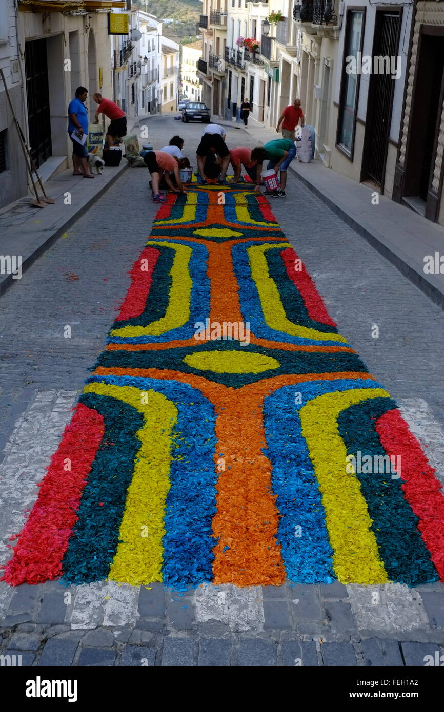 Corpus Christi. Teppiche Farbe gefärbt Sägemehl sind aber die Stadt gelegt. Später kommt eine religiöse Prozession. Andalusische, Spanien Stockfoto