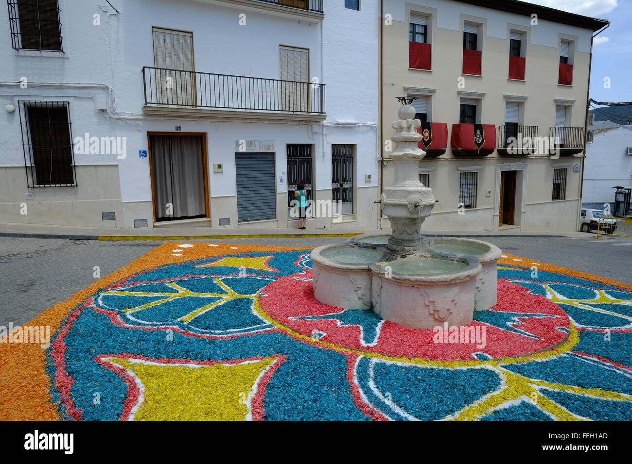 Fronleichnam. Gemusterte Teppiche aus farbgefärbtem Sägemehl werden von der ganzen Gemeinde in den Straßen der Stadt verlegt. Carcabuey, Spanien Stockfoto