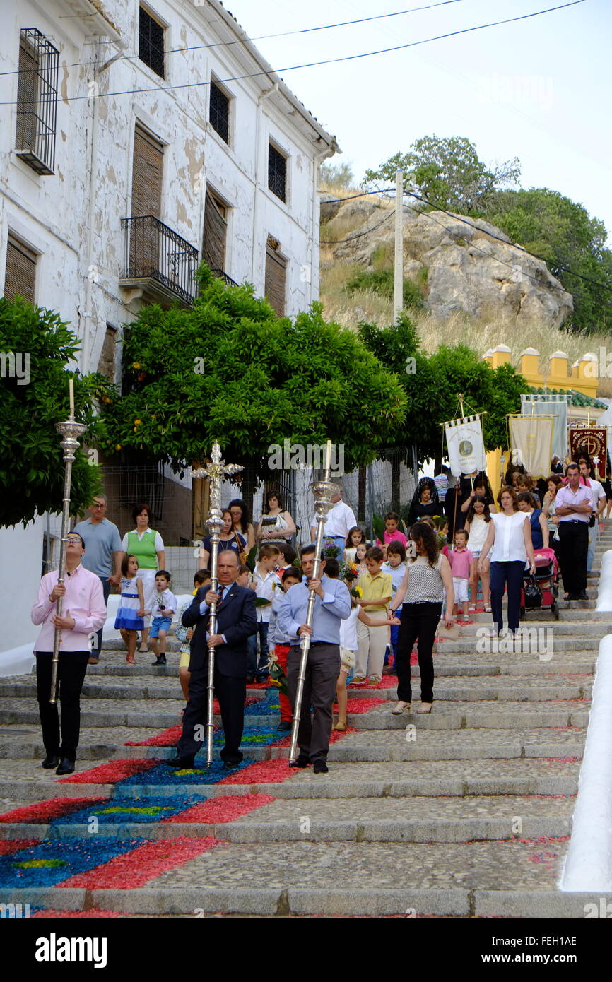 Fronleichnamsprozession auf Teppichen aus farbigen Holzhackschnitzeln, die auf den Straßen von Carcabuey, Provinz Cordoba, Andalusien, Sapin abgelegt wurden Stockfoto