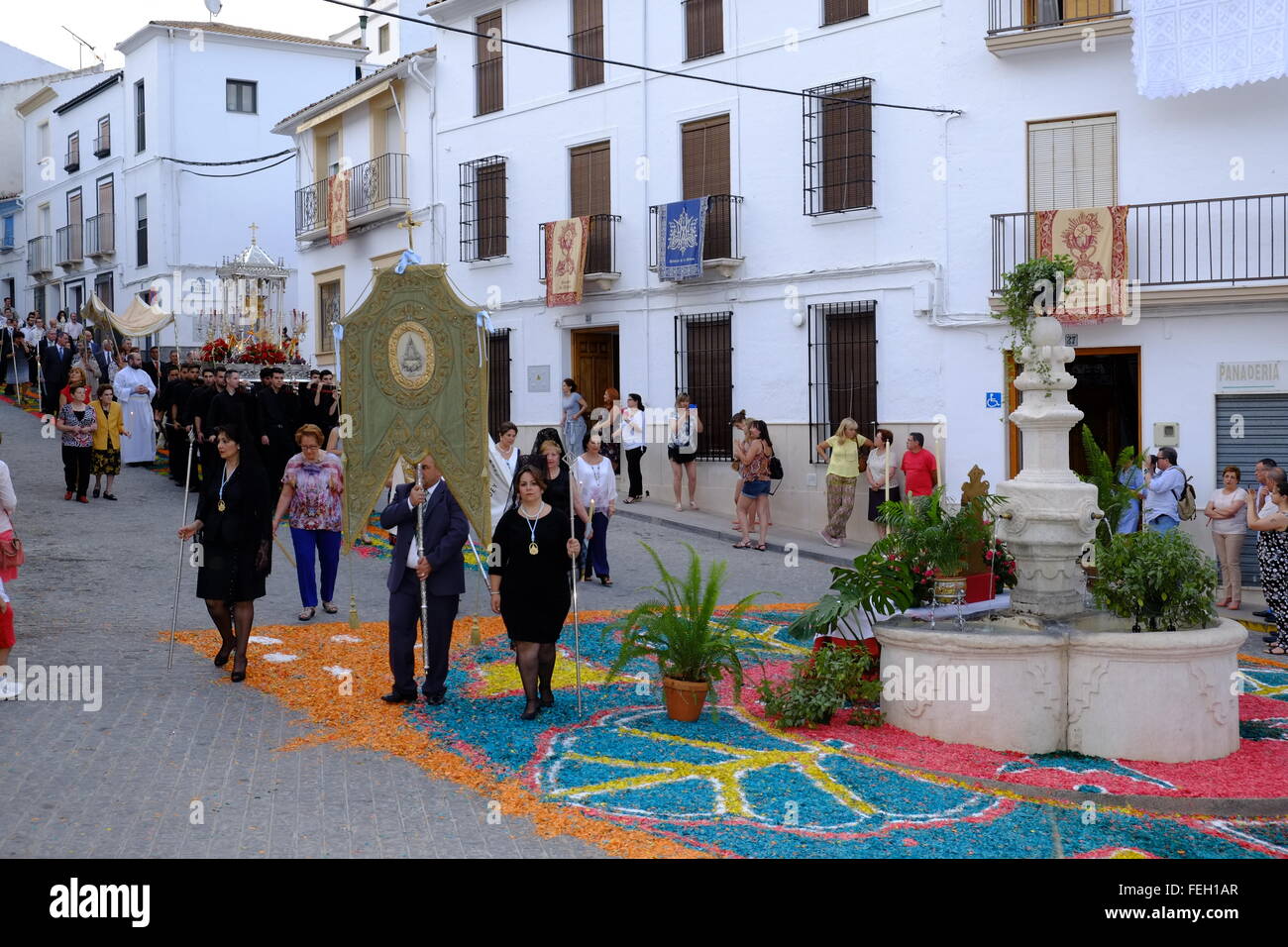 Fronleichnamsprozession auf Teppichen aus farbigen Holzhackschnitzeln, die auf den Straßen von Carcabuey, Provinz Cordoba, Andalusien, Sapin abgelegt wurden Stockfoto