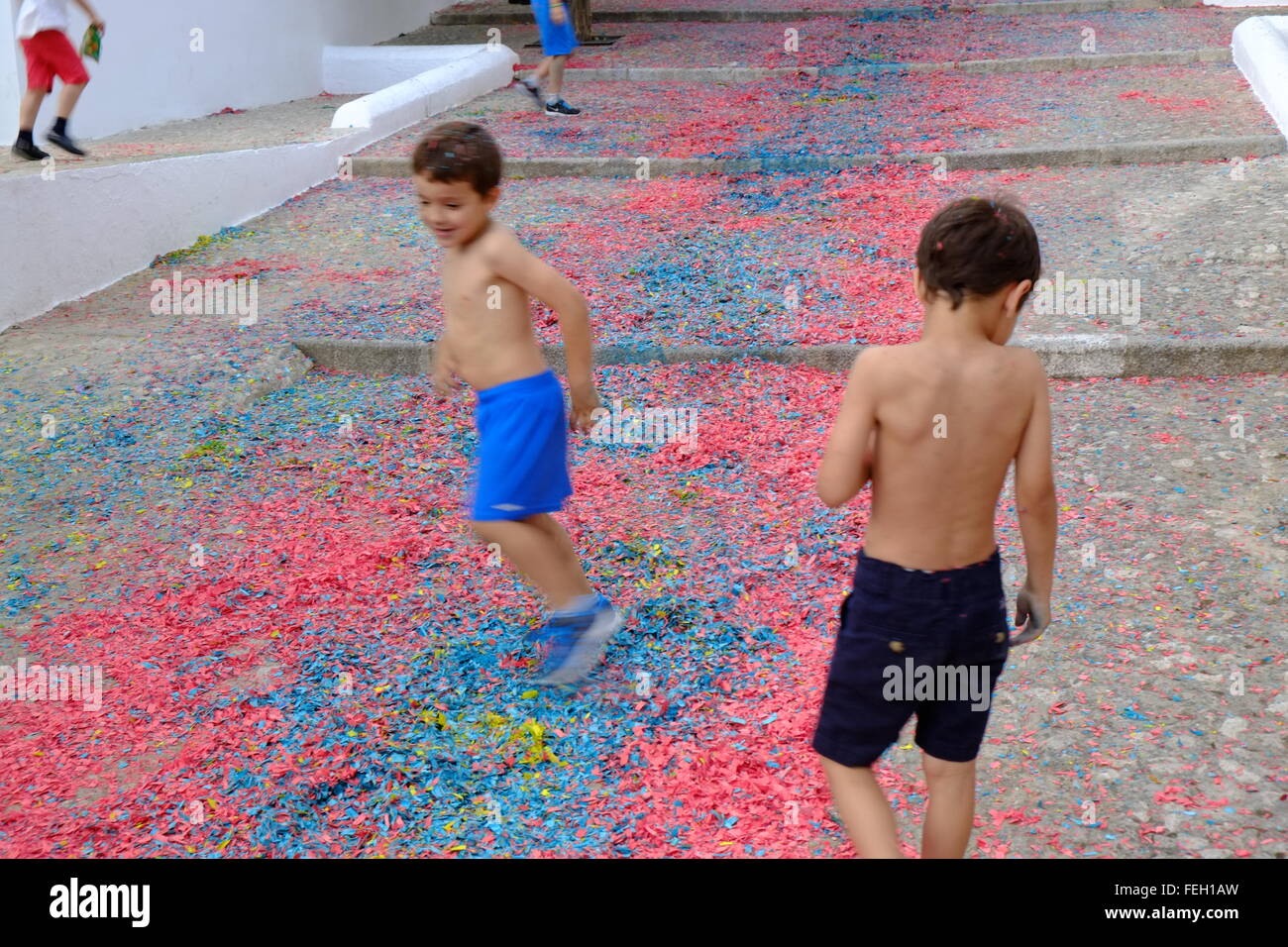 Nach der Fronleichnamsprozession werden die sorgenvollen farbigen Holzteppiche von den Kindern auf die Straße gebracht. Carcabuey, Cordoba, Andalusien, Spanien Stockfoto