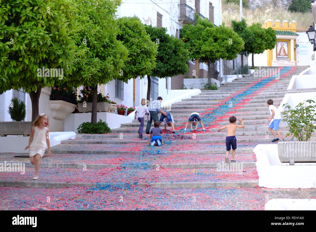 Nach der Fronleichnamsprozession werden die sorgenvollen farbigen Holzteppiche von den Kindern auf die Straße gebracht. Carcabuey, Cordoba, Andalusien, Spanien Stockfoto