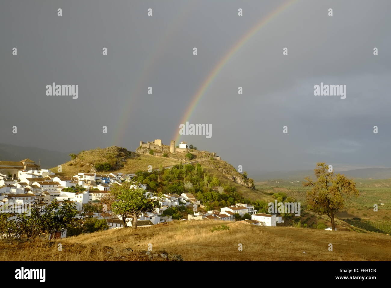 Regenbogen über der maurischen Burg und Kapelle. Carcabuey, Provinz Cordoba, Andalusien. Spanien Stockfoto