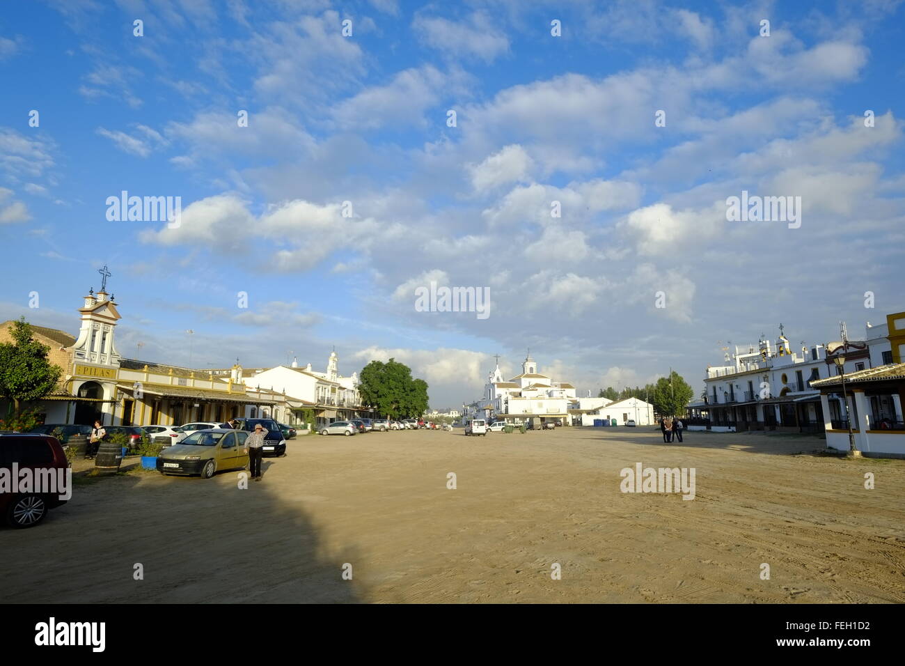 Breite, sandige Straße in El Rocío, Almonte, Provinz Huelva, Andalusien, Spanien Stockfoto