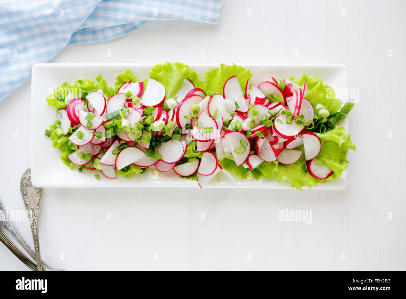 Frühlingssalat mit Rettich, Lebensmittel-Draufsicht Stockfoto