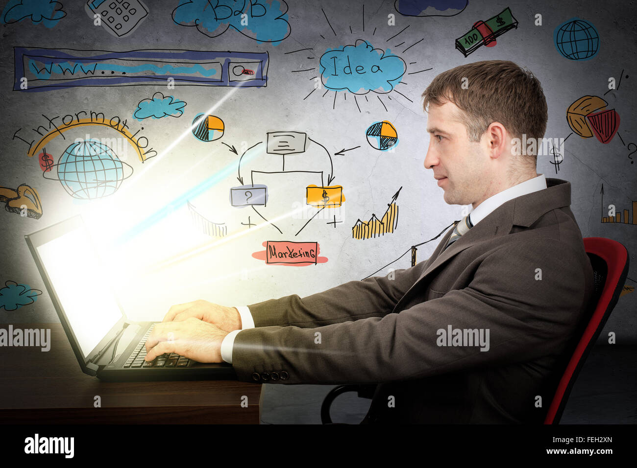 Geschäftsmann, arbeiten auf glühenden laptop Stockfoto