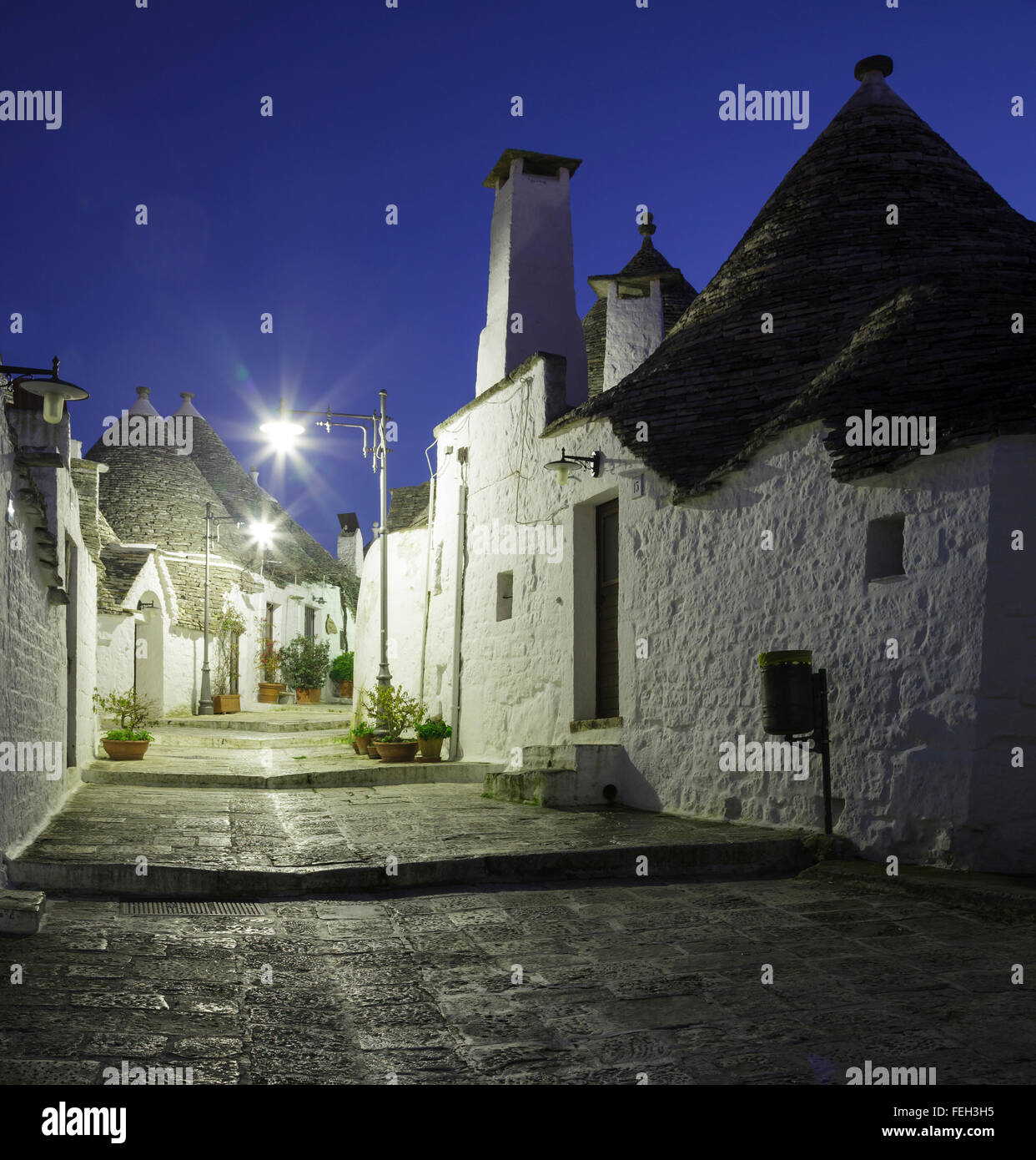 Straße im Stadtteil Trulli Rione Monti in Alberobello, Apulien, Italien Stockfoto