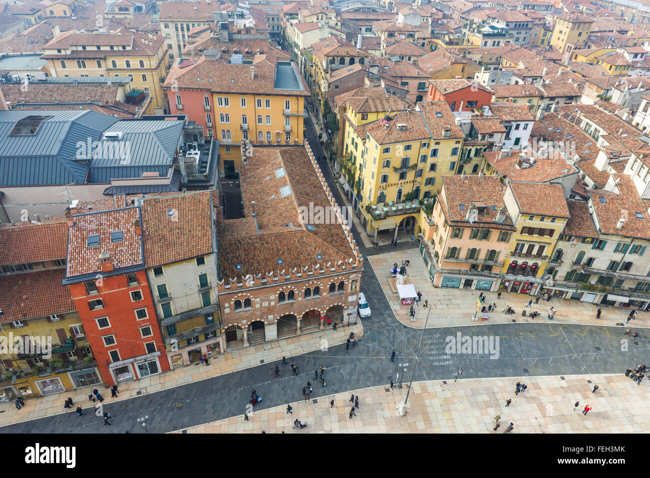 Ansicht der Piazza Delle Erbe aus der Torre dei Lamberti, in Verona Stockfoto