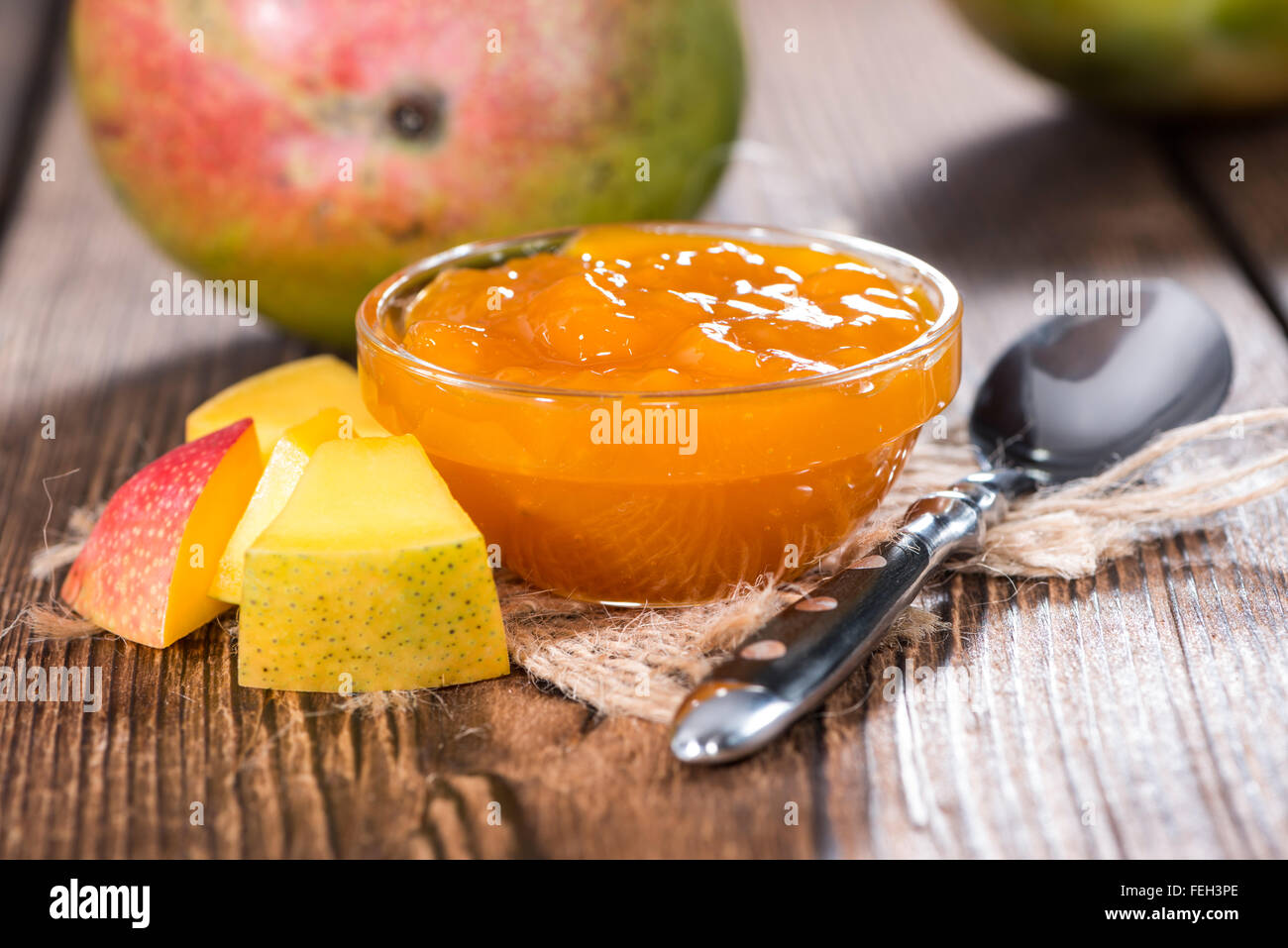 Hausgemachte Mango Marmelade auf dunklem Holz Stockfoto