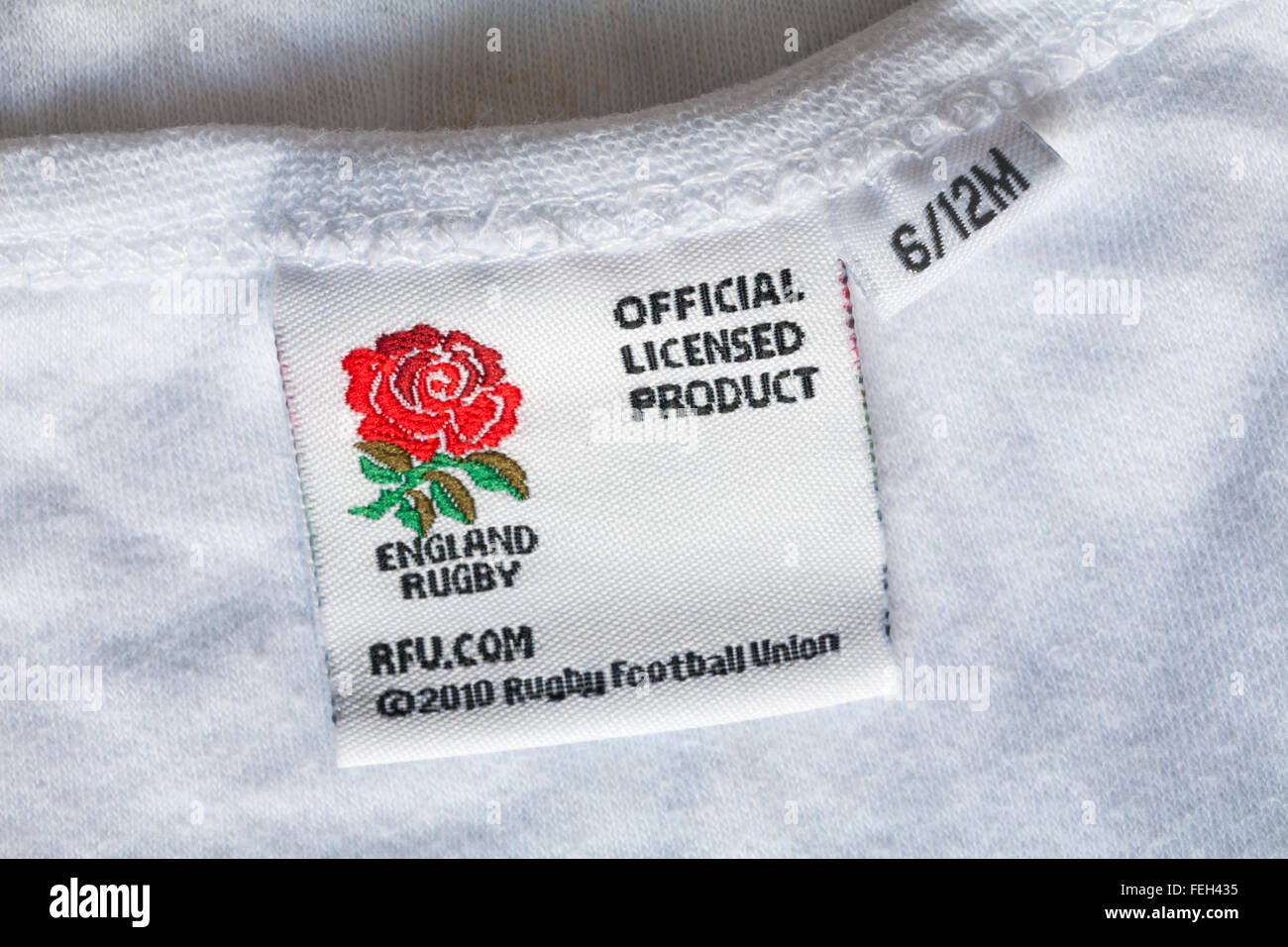 England Rugby-Offizielles Lizenzprodukt-Label in 6/12 m Baby wachsen Stockfoto