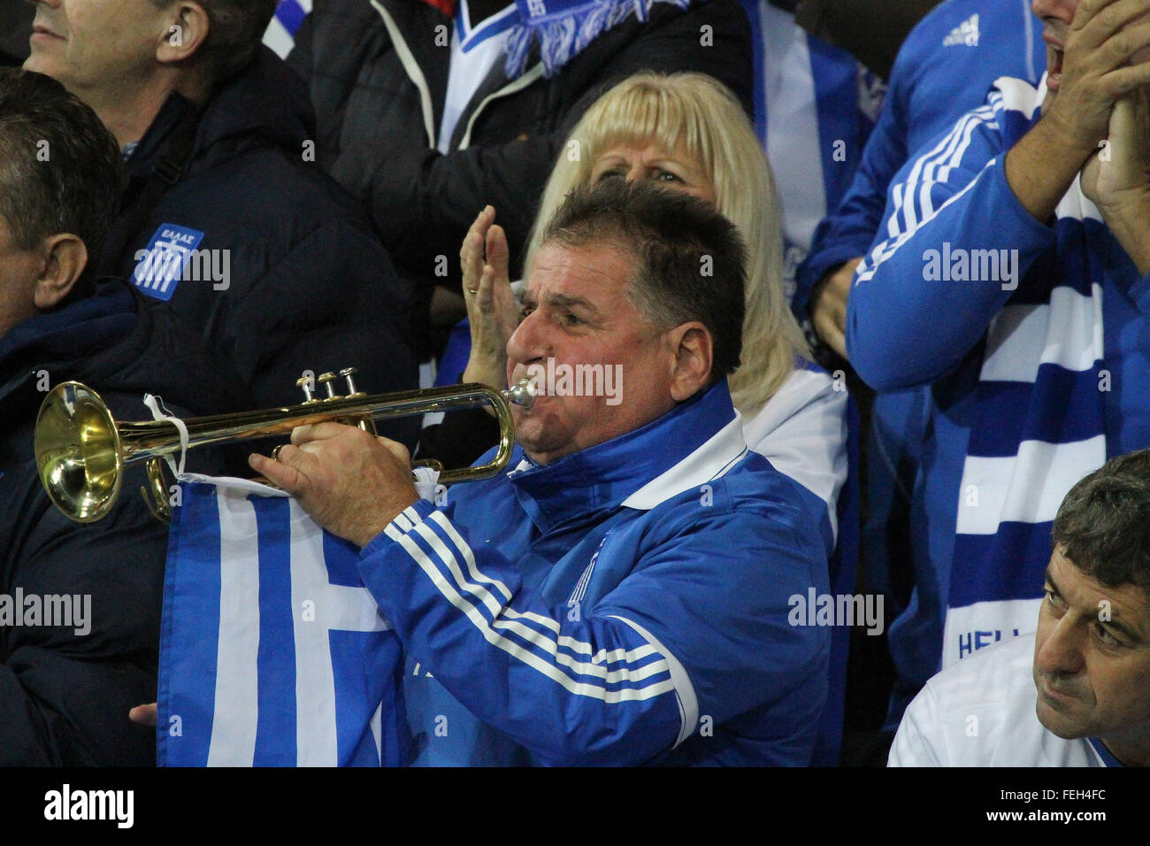 8. Oktober 2015 - Euro 2016-Qualifikation - Gruppe F - Nordirland 3 Griechenland 1. Griechenland-Fans kommen hinter ihrem Team. Stockfoto