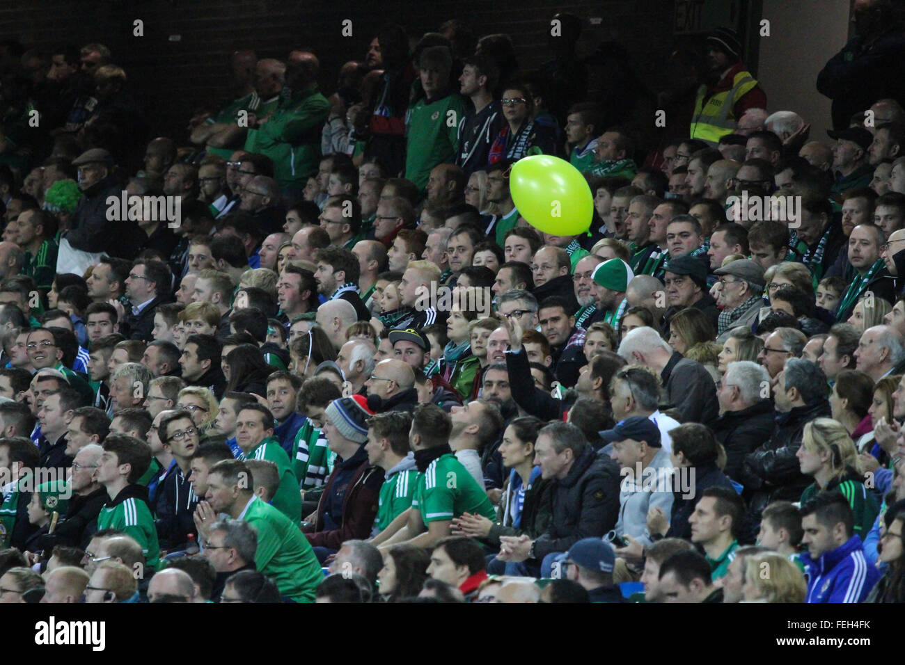 8. Oktober 2015 - Euro 2016-Qualifikation - Gruppe F - Nordirland 3 Griechenland 1. Ein Bruch in der Handlung sieht Nordirland Fans spielen mit einem Ballon in den Ständer. Dabei ist Nordirland internationale Legende David Healy (unterhalb des Ballons). Stockfoto