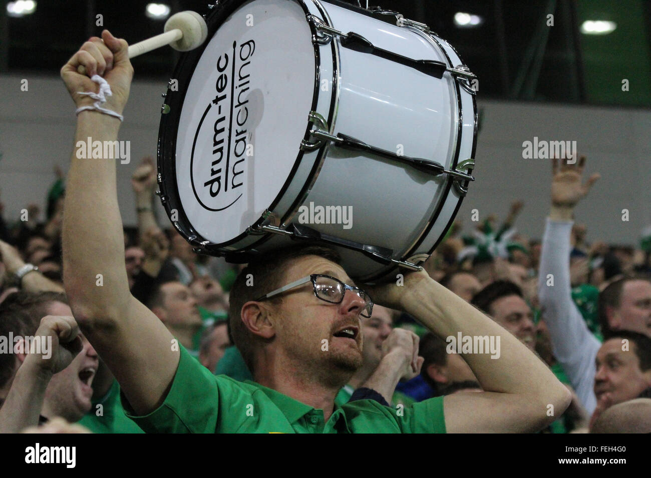 8. Oktober 2015 - Euro 2016-Qualifikation - Gruppe F - Nordirland 3 Griechenland 1. Nordirland-Fans unterstützen ihre Mannschaft gegen Griechenland. Stockfoto