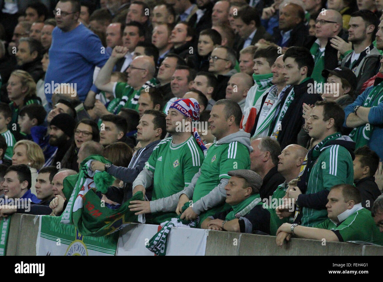 8. Oktober 2015 - Euro 2016-Qualifikation - Gruppe F - Nordirland 3 Griechenland 1. Nordirland-Fans sehen ihre Seite in Aktion gegen Griechenland. Stockfoto