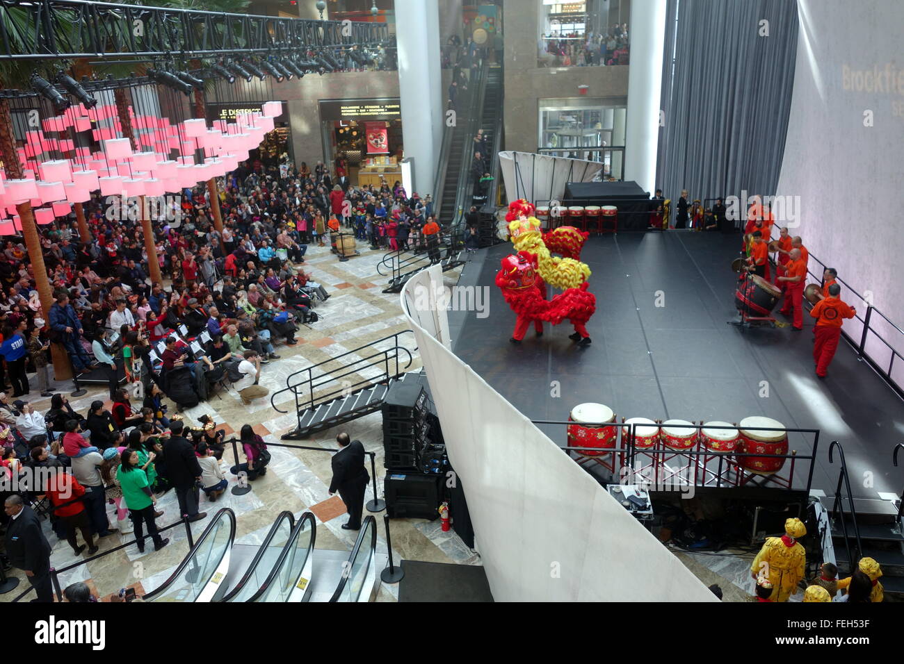 New York City, New York, USA, 6. Februar 2016, eine große Menschenmenge beobachten die Lunar/Chinese New Year (Jahr des Affen) Leistung, präsentiert in Zusammenarbeit mit dem New York chinesischen kulturellen Mittelpunkt, Brookfield Place/Wintergarten in New York City, New York, USA, Stillbeyou/Alamy Live-Nachrichten Stockfoto