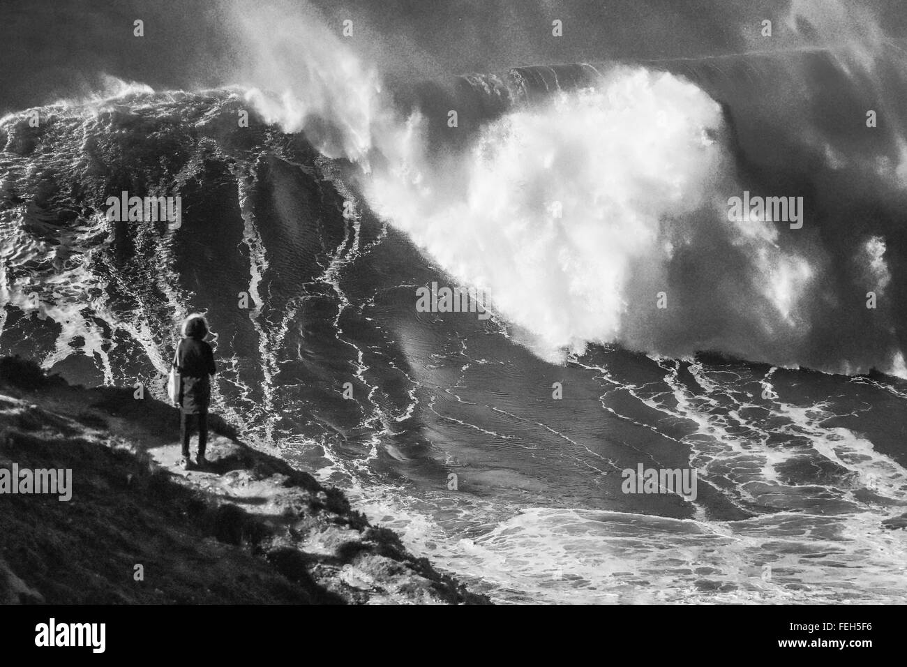 Große Wellen an der Praia do Norte, Nazaré, Portugal Stockfoto