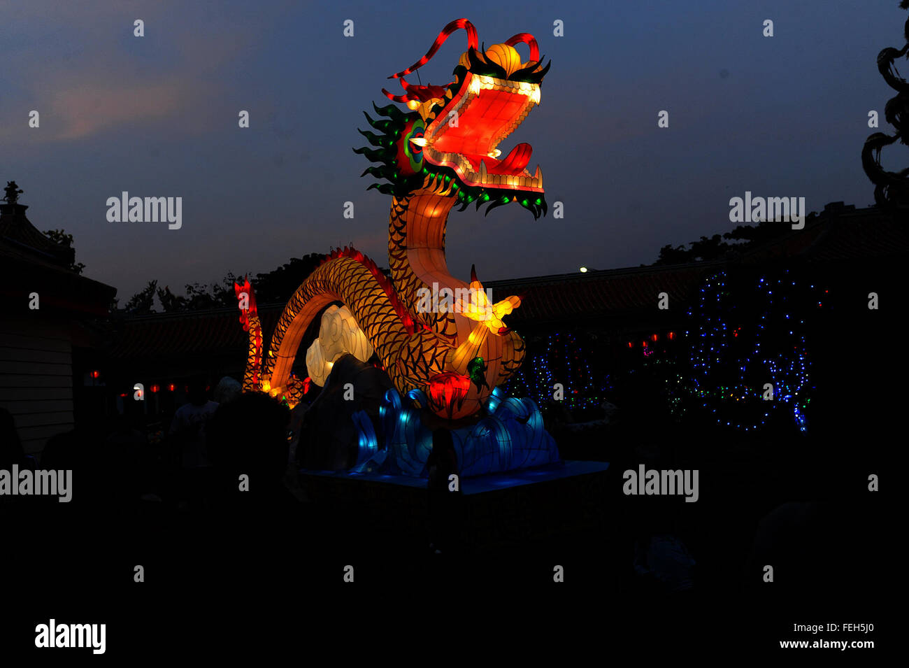 Bangkok. 7. Februar 2016. Foto aufgenommen am 7. Februar 2016 zeigt Lichtinstallationen im chinesischen Tempel in Bangkok, Thailand. Ein Laternenfest findet hier statt, zum chinesischen Neujahrsfest, das Jahr des Affen feiern. © Rachen Sageamsak/Xinhua/Alamy Live-Nachrichten Stockfoto
