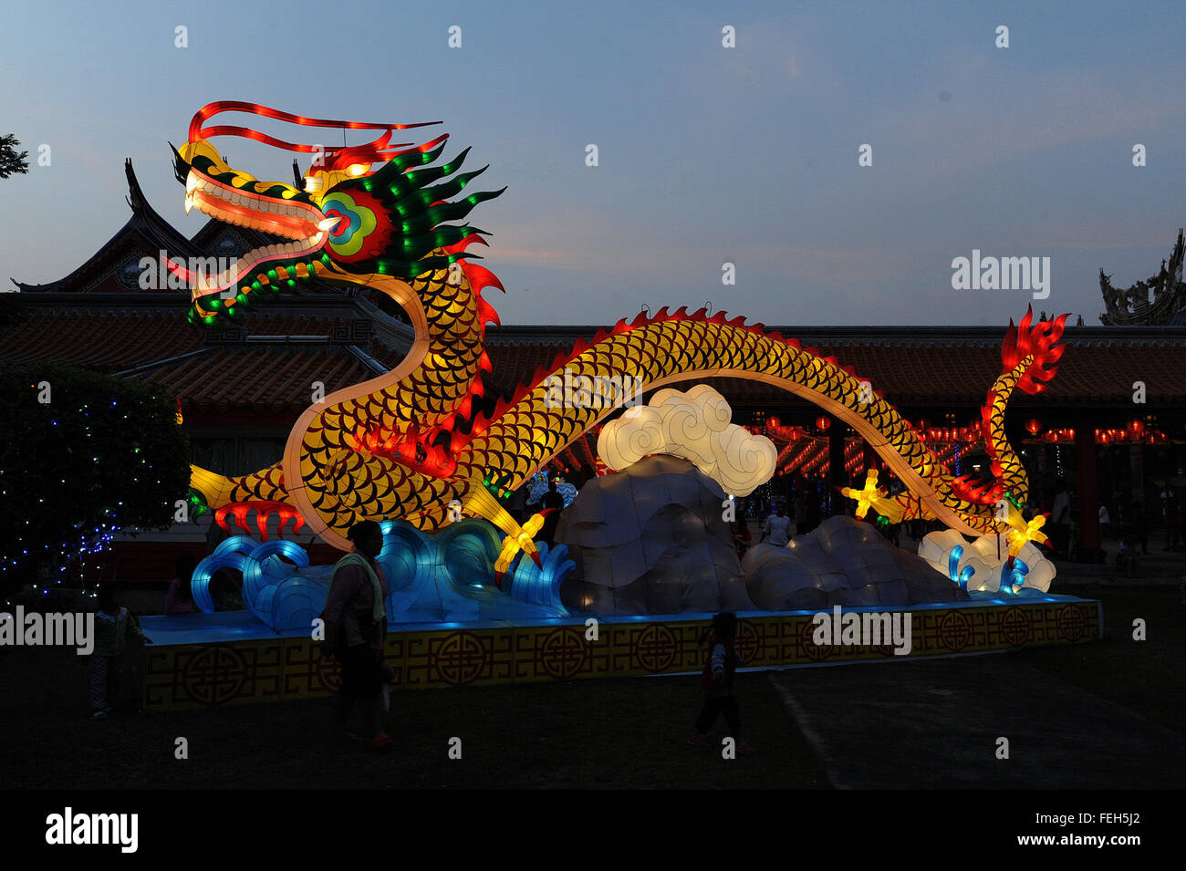 Bangkok. 7. Februar 2016. Foto aufgenommen am 7. Februar 2016 zeigt Lichtinstallationen im chinesischen Tempel in Bangkok, Thailand. Ein Laternenfest findet hier statt, zum chinesischen Neujahrsfest, das Jahr des Affen feiern. © Rachen Sageamsak/Xinhua/Alamy Live-Nachrichten Stockfoto