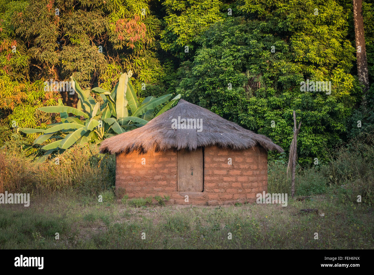 Eine strohgedeckte Hütte im Dorf Agande auf Uno-Insel auf den Bijagos-Archipel in Guinea Bissau Stockfoto