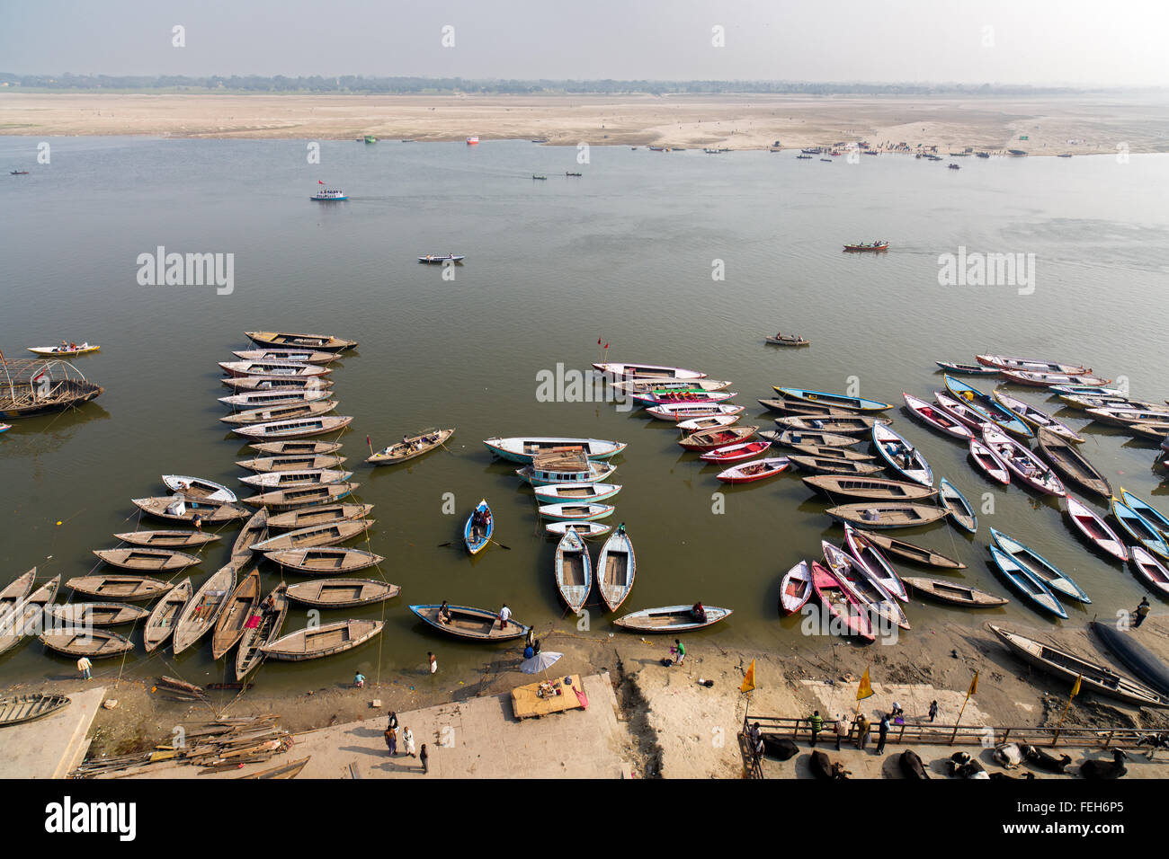 Blick auf den Fluss Ganges in Varanasi mit Dutzenden von Boote warten auf Kunden Stockfoto