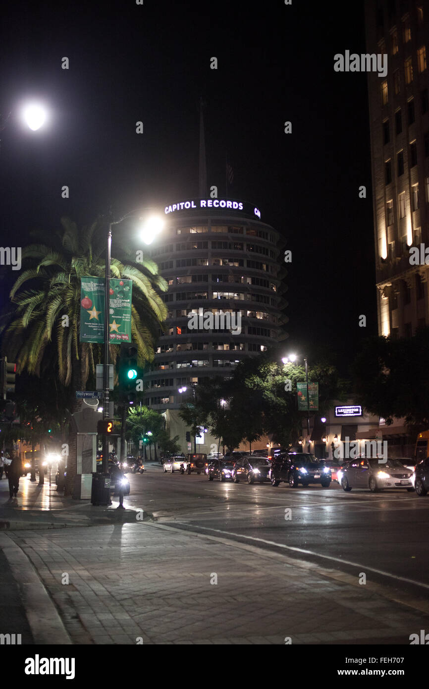 Nachtansicht der Vine Street in Hollywood, in Richtung Capitol Records Building. Stockfoto