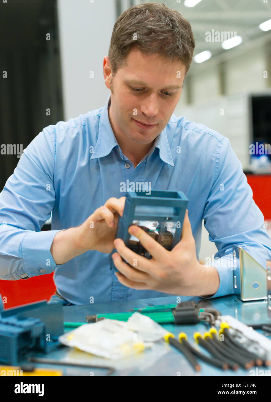 Gut aussehend Arbeitskraft Montage von Elektronikkomponenten in der Fabrik. Stockfoto