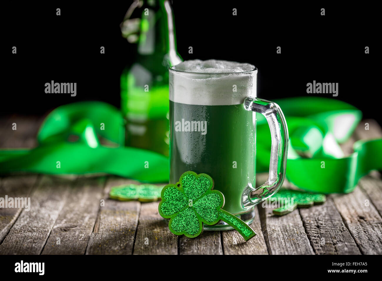 St Patricks Tag Konzept grüne Bier mit Kleeblatt Stockfoto
