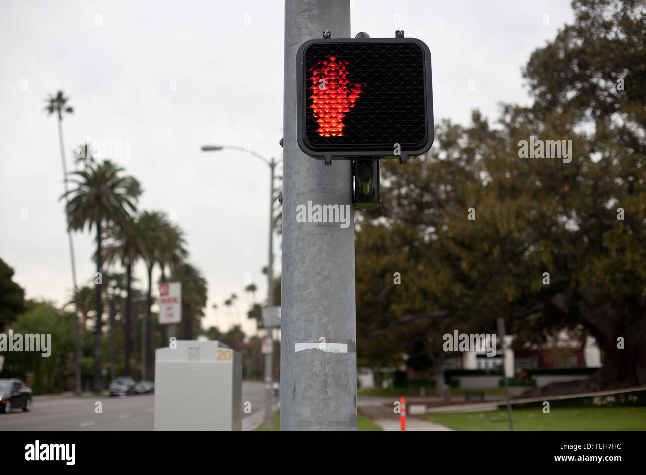 Fußgängerüberweg Zeichen'stop' roter Zeiger zeigt auf N. Santa Monica Blvd, Beverly Hills, Kalifornien. Stockfoto