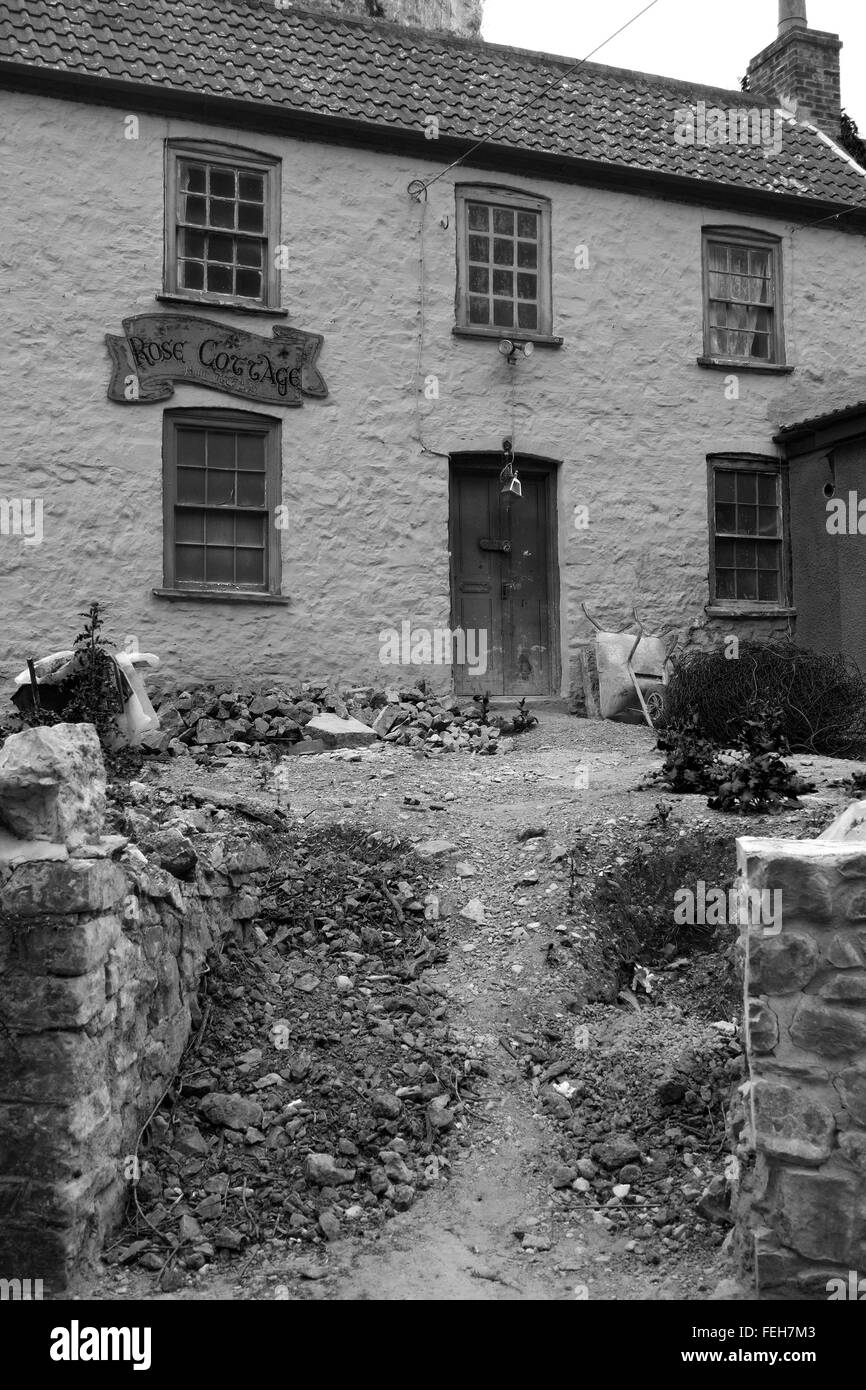 Juni 2014 - Ein altes Cottage unter Lion Rock in Cheddar Gorge unter Sanierung. Stockfoto