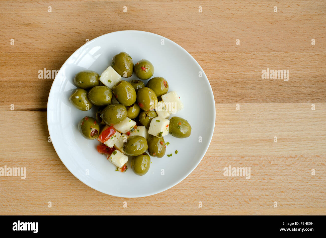 Oliven und Feta-Käse-Tapas-Teller Stockfoto