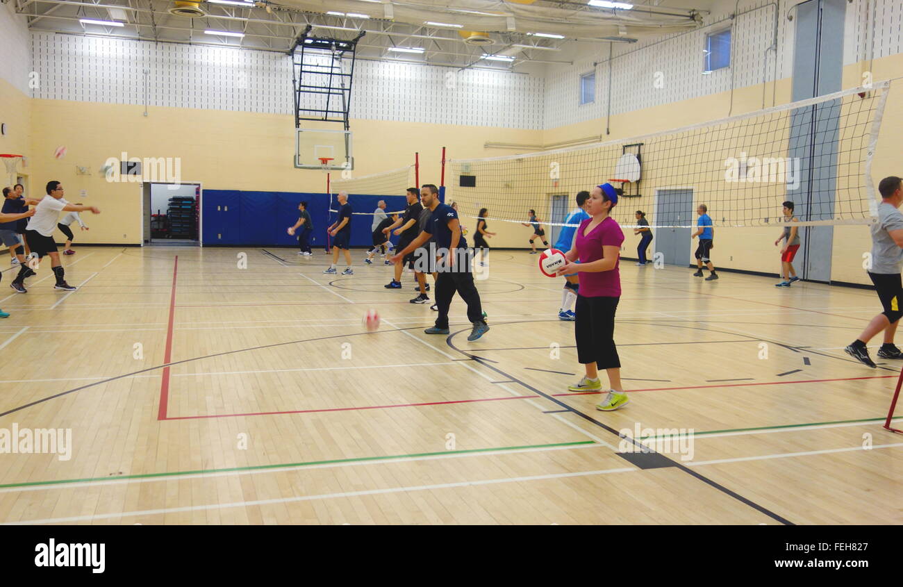 Menschen praktizieren Volleyball in einem Fitnessstudio in Kanada Stockfoto