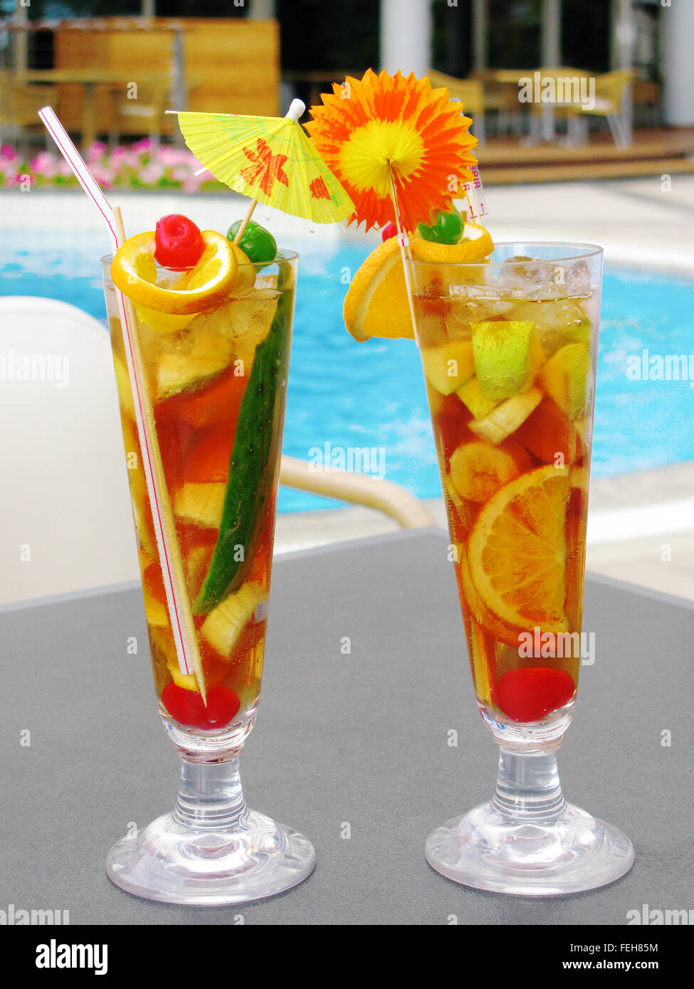 Cocktails in exotischen tropischen Klassikpool Seitenleiste Stockfoto