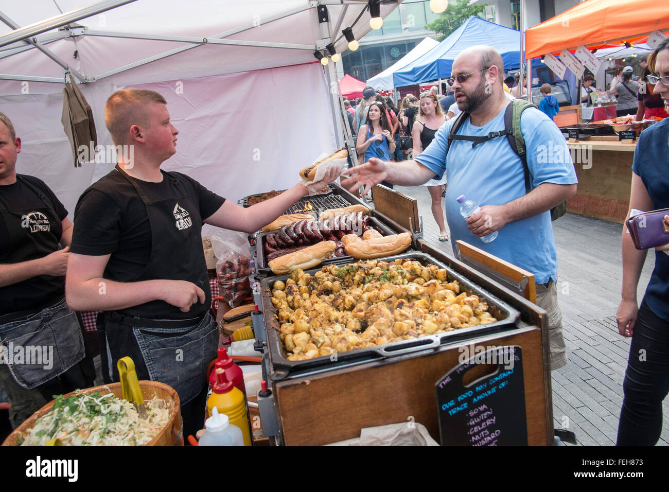 Streetfood Anbieter Markt polnische Wurst Kartoffel UK Stockfoto