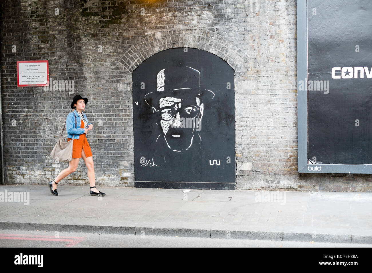 Bürgersteig Frau zu Fuß allein Pflaster London Stockfoto